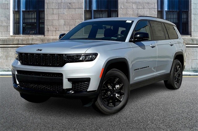 2025 Jeep Grand Cherokee Laredo photo 2