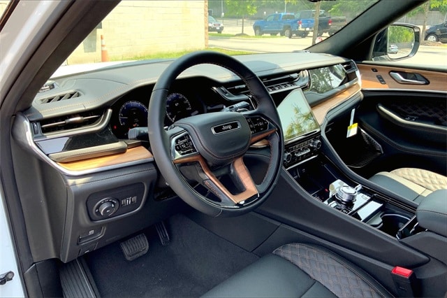 2025 JEEP GRAND CHEROKEE L - Image 8