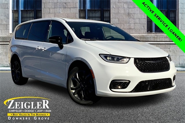 2026 Chrysler Pacifica Select's photo