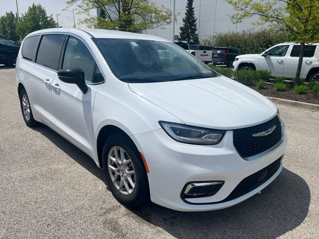 2024 Chrysler Pacifica Touring L's photo