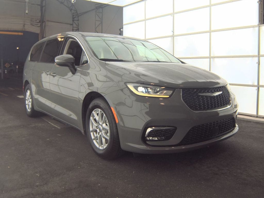 2023 Chrysler Pacifica Touring L's photo