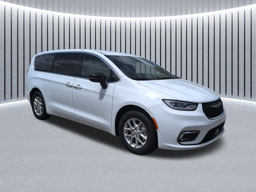 2026 Chrysler Pacifica Select's photo