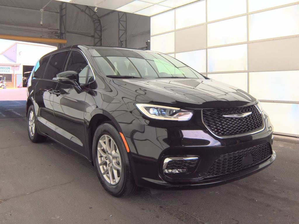 2025 Chrysler Pacifica Select's photo