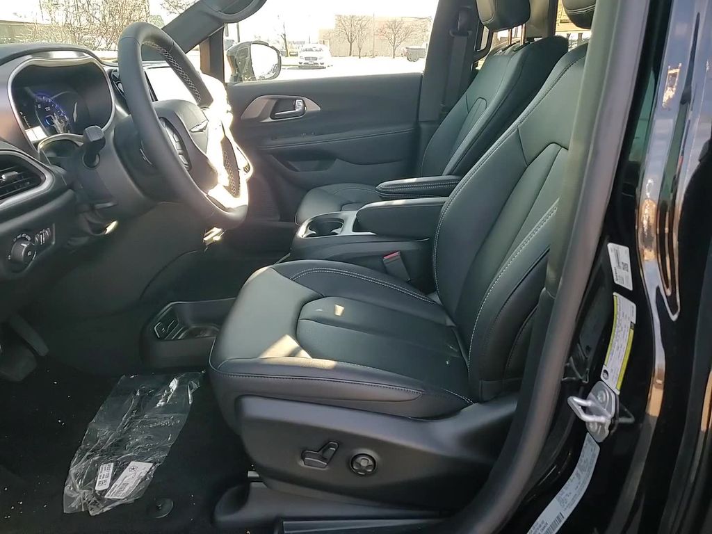 2026 Chrysler Pacifica Select - Photo 10