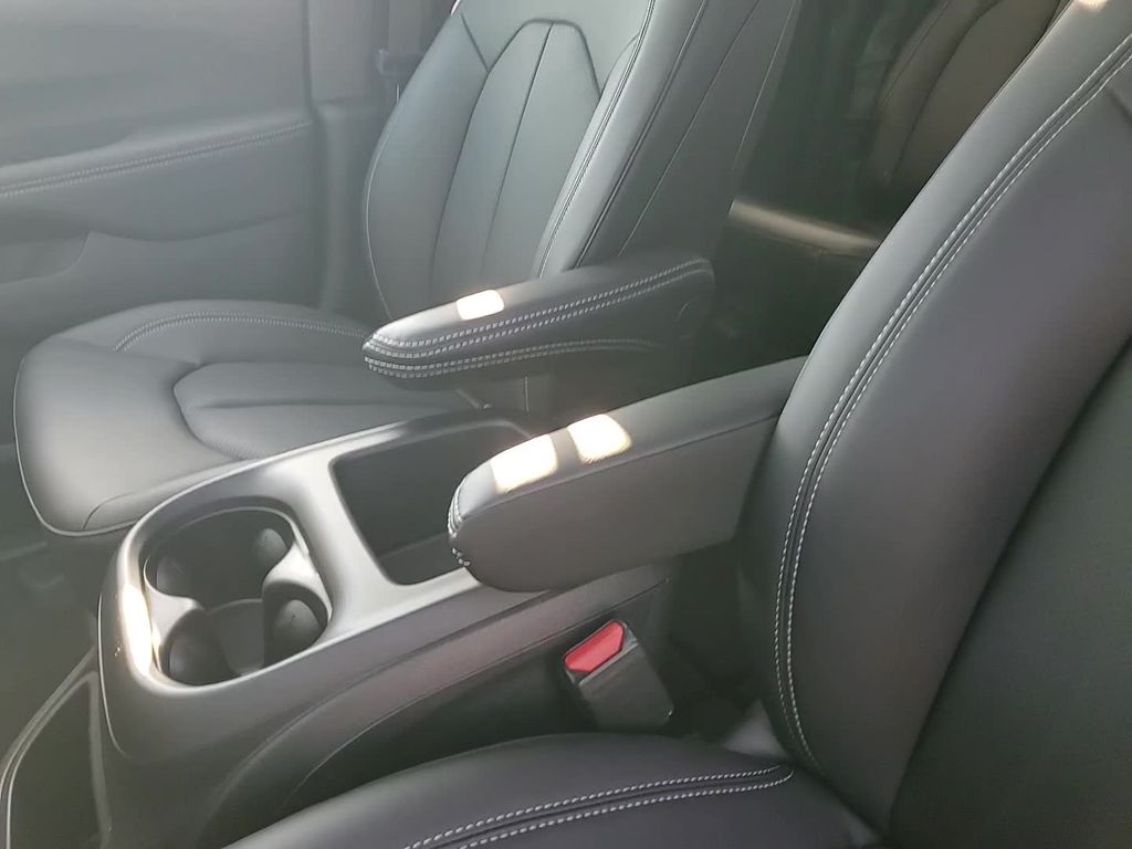2026 Chrysler Pacifica Select - Photo 17