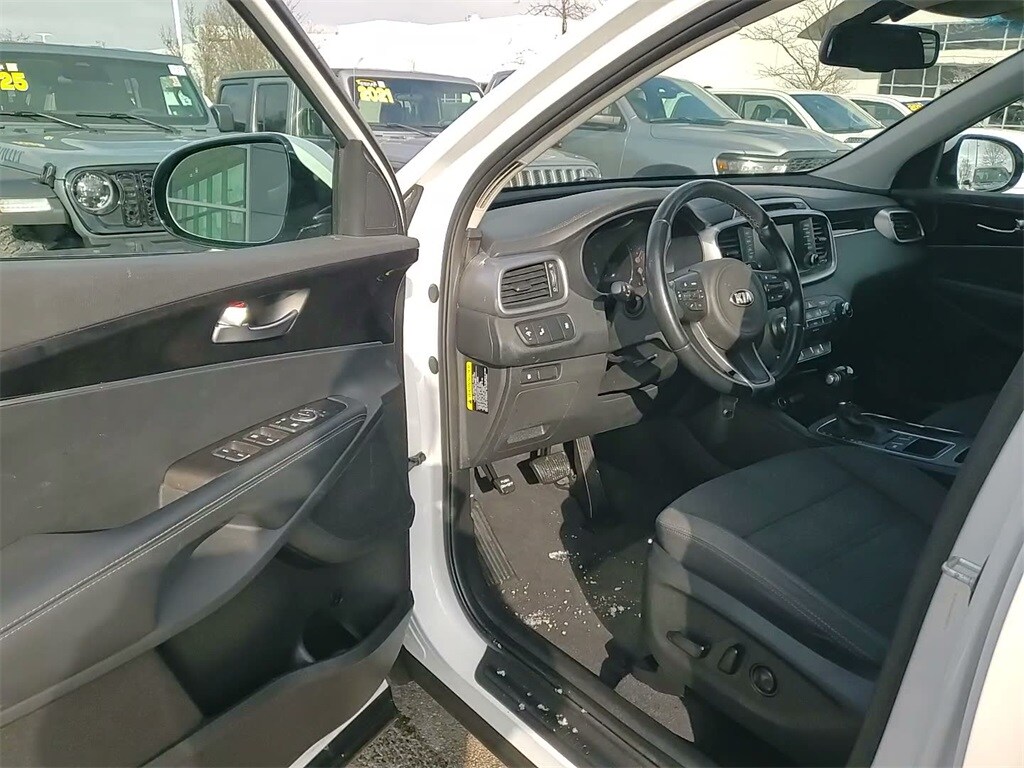 2017 KIA SORENTO - Image 19