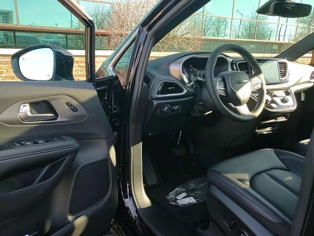2026 Chrysler Pacifica Select - Photo 8