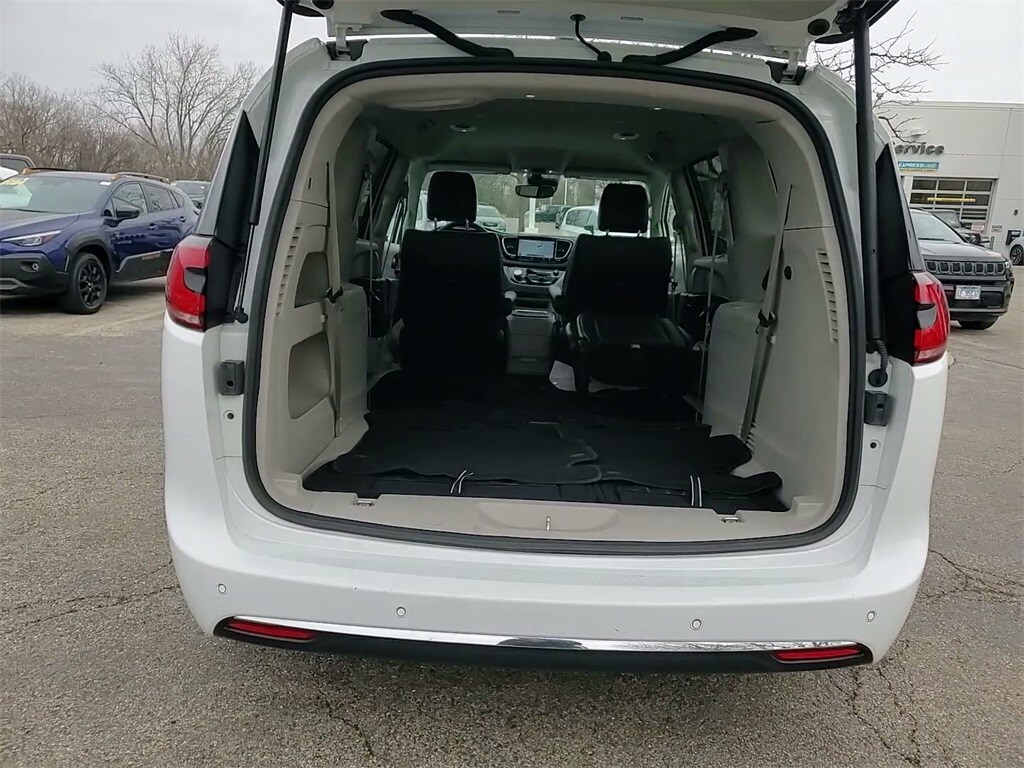 2023 CHRYSLER PACIFICA - Image 11