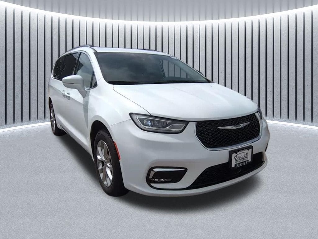 2022 Chrysler Pacifica Touring L's photo
