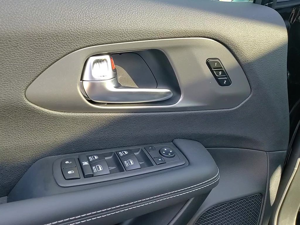 2026 Chrysler Pacifica Select - Photo 9