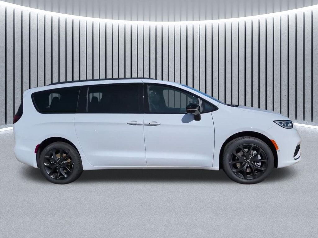 New 2026 Chrysler Pacifica LIMITED AWD Passenger Van