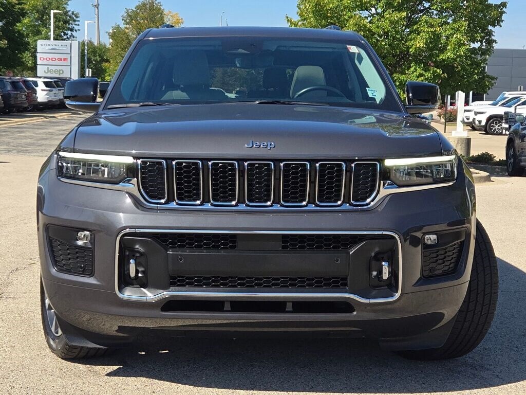 2022 Jeep Grand Cherokee Overland photo 2