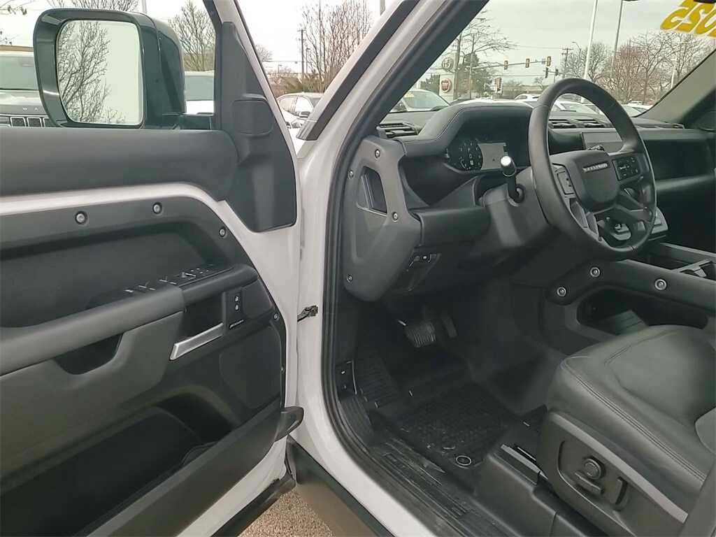 2025 LAND ROVER DEFENDER - Image 19