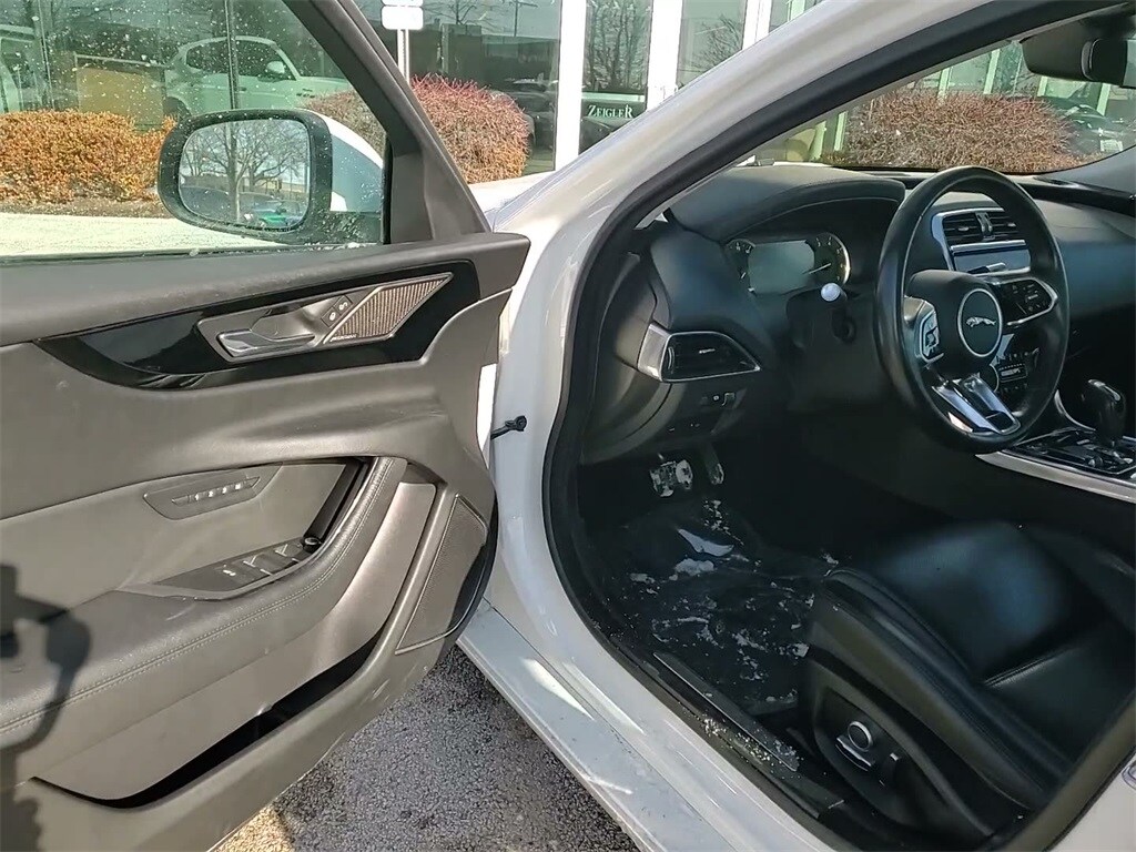 2020 JAGUAR XE - Image 18