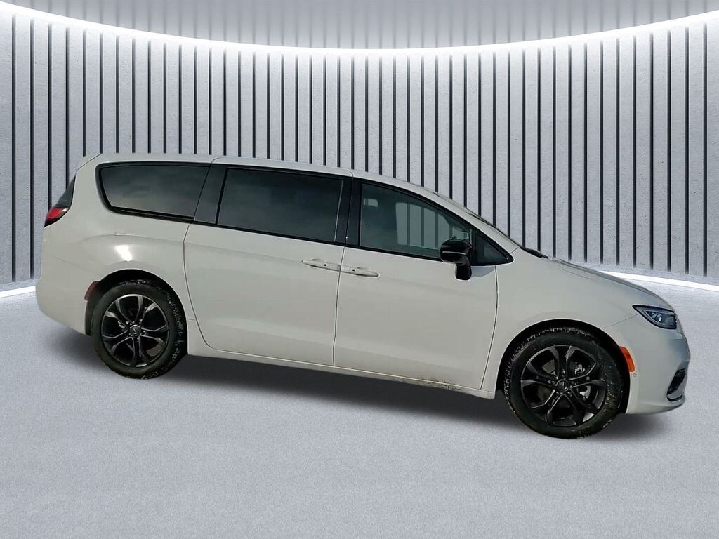New 2026 Chrysler Pacifica Select Van Passenger Van