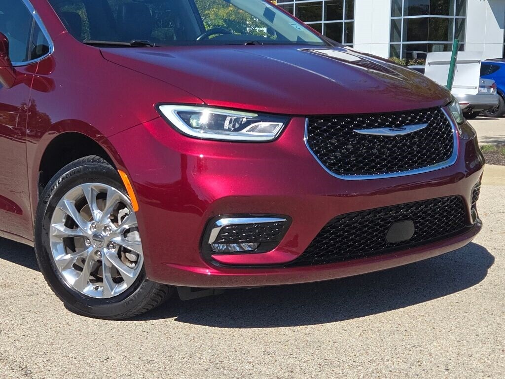 2021 Chrysler Pacifica Touring L photo 2