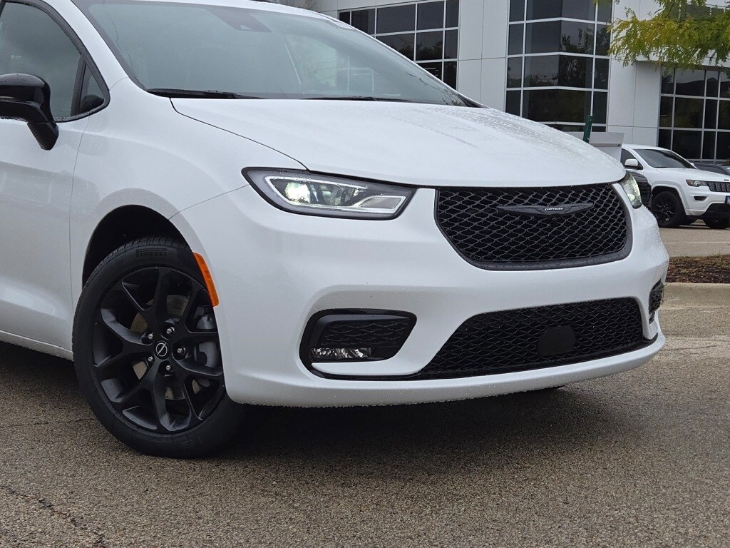 New 2026 Chrysler Pacifica Limited Van Passenger Van