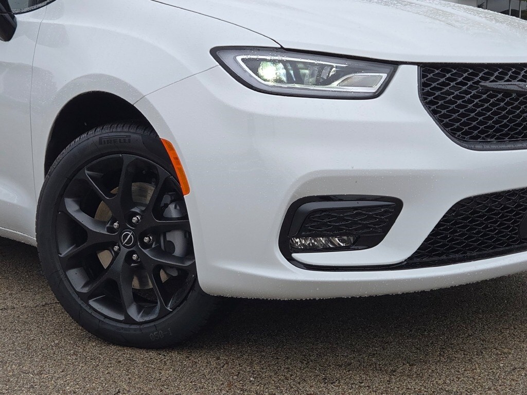 New 2026 Chrysler Pacifica Limited Van Passenger Van