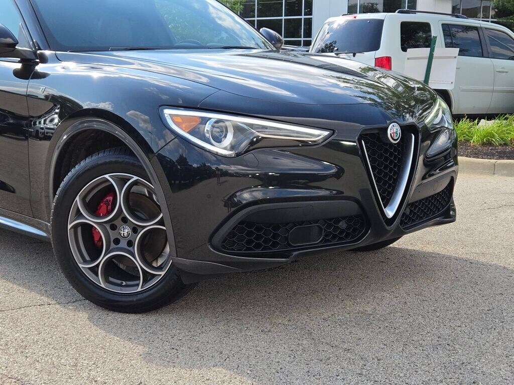 2022 Alfa Romeo Stelvio Ti photo 2