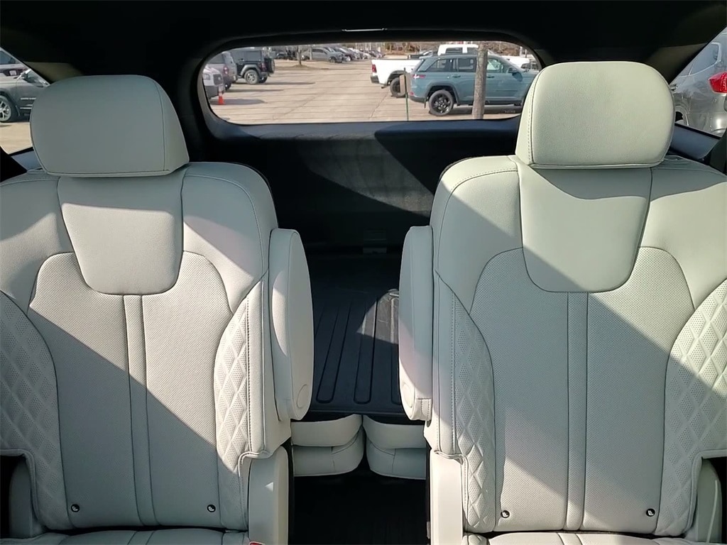 2025 KIA SORENTO - Image 33