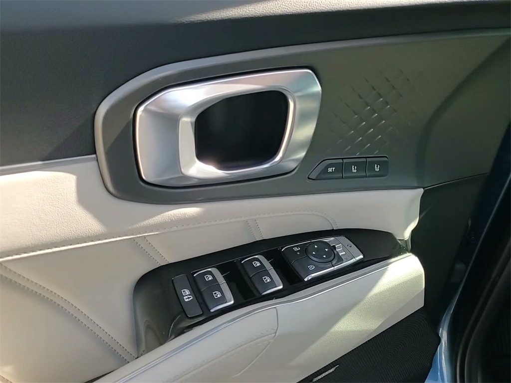 2025 KIA SORENTO - Image 22