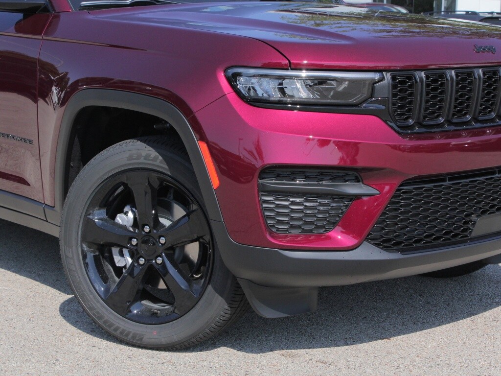 New 2025 Jeep Grand Cherokee Laredo SUV