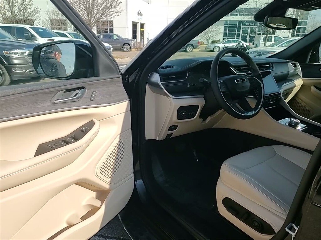 2023 JEEP GRAND CHEROKEE - Image 19