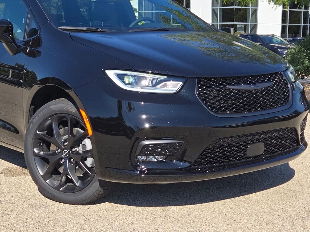 New 2026 Chrysler Pacifica Limited Van Passenger Van