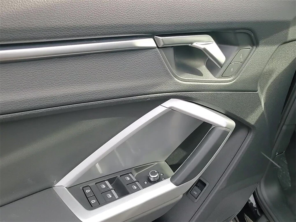 2025 AUDI Q3 - Image 10