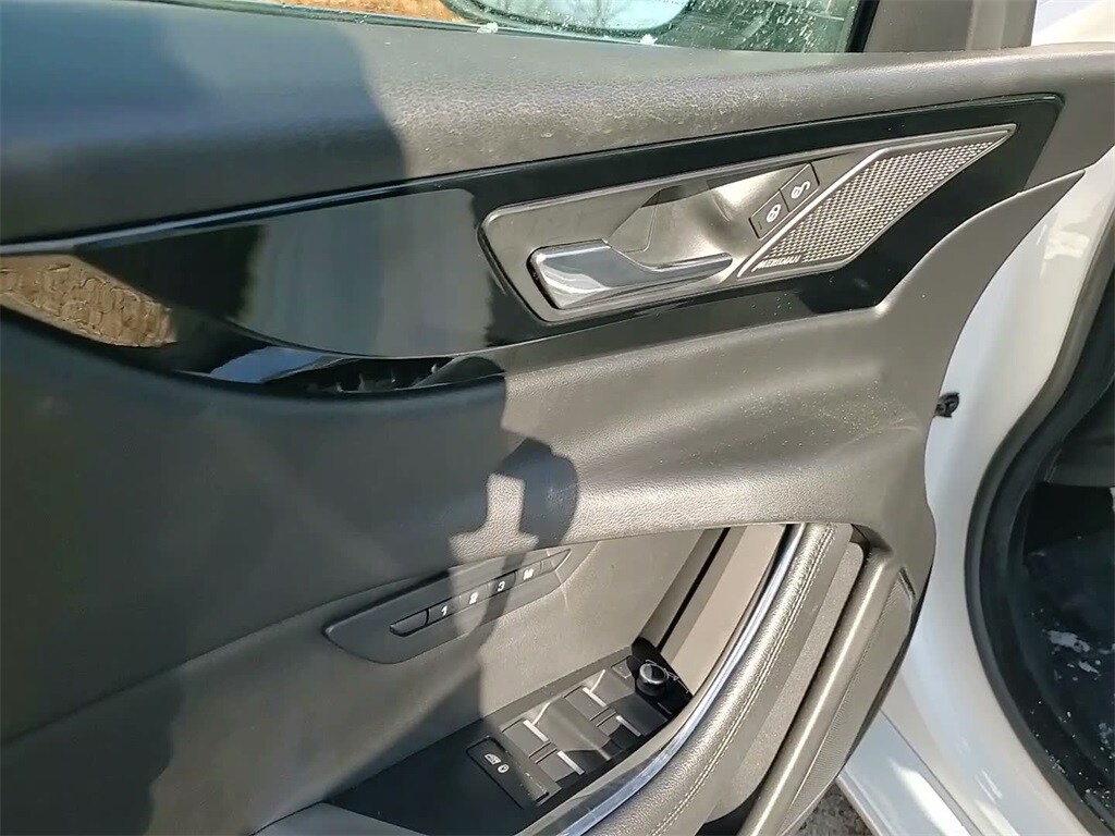 2020 JAGUAR XE - Image 19