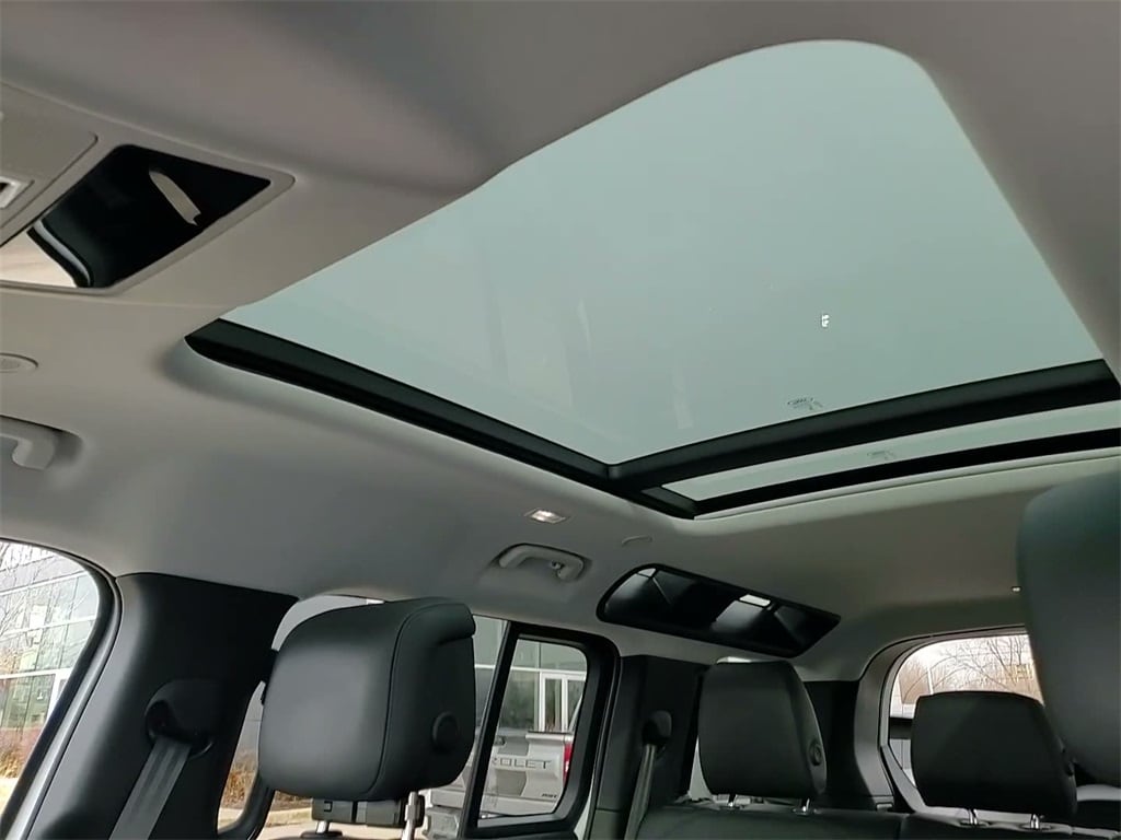 2025 LAND ROVER DEFENDER - Image 30