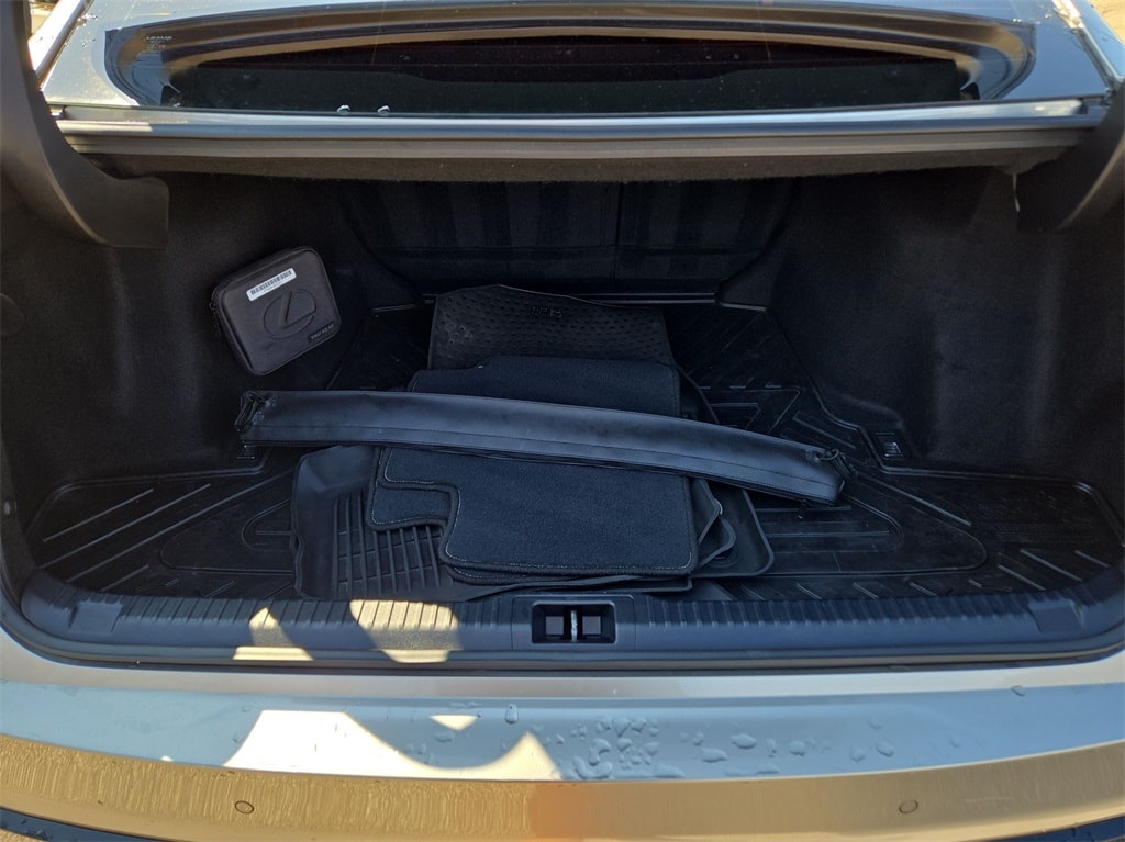 2022 LEXUS IS - Image 32