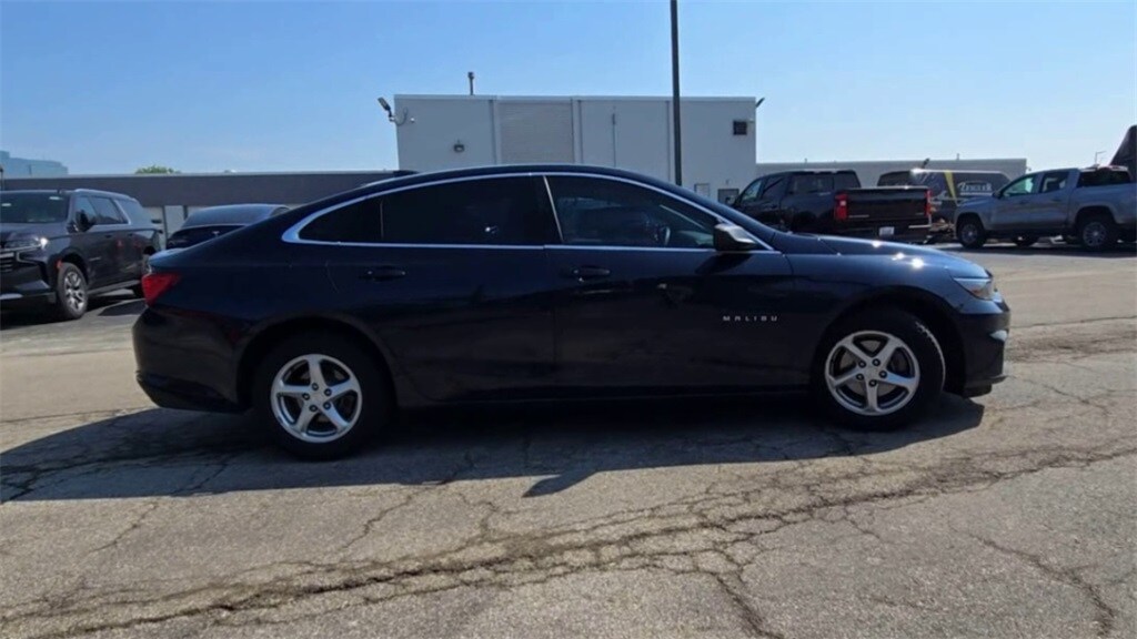 2018 Chevrolet Malibu photo 2