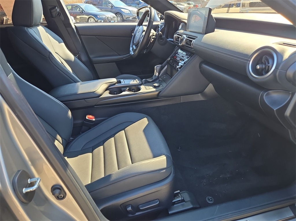 2022 LEXUS IS - Image 34