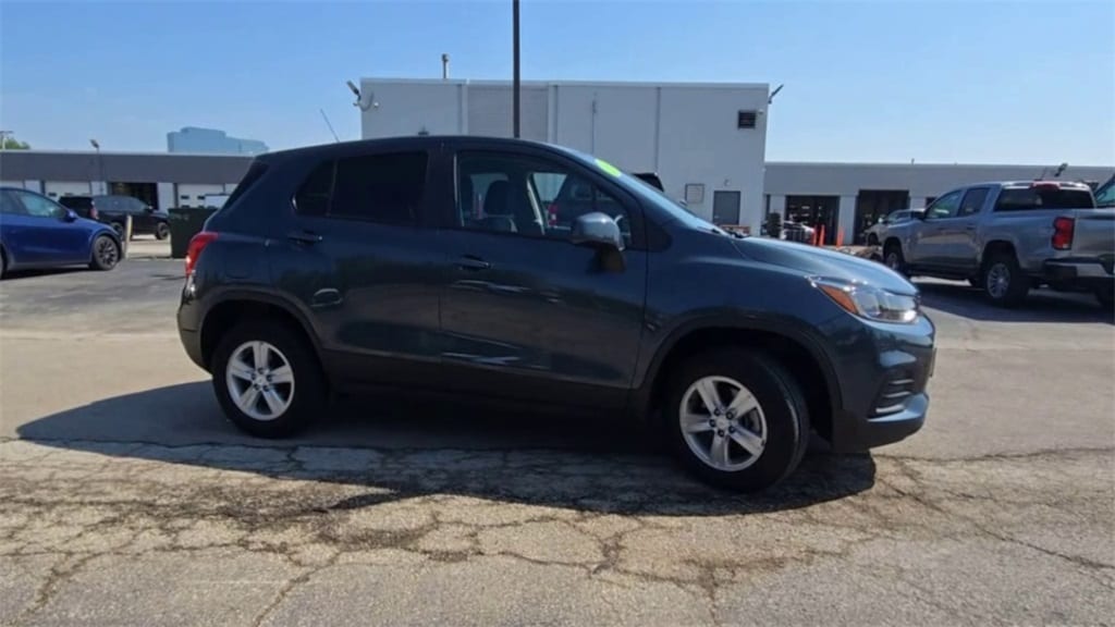 2022 Chevrolet Trax LS photo 2