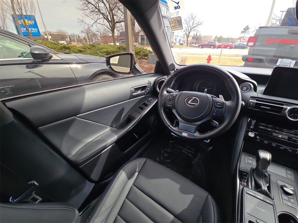2022 LEXUS IS - Image 15