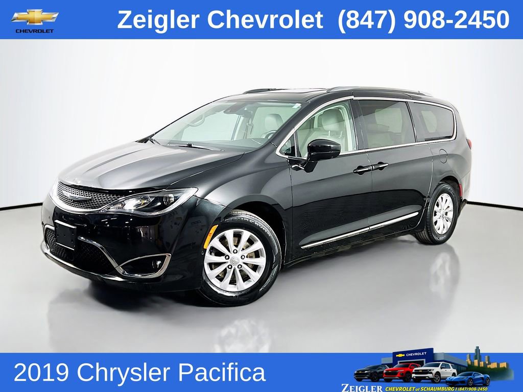 2019 Chrysler Pacifica Touring L's photo