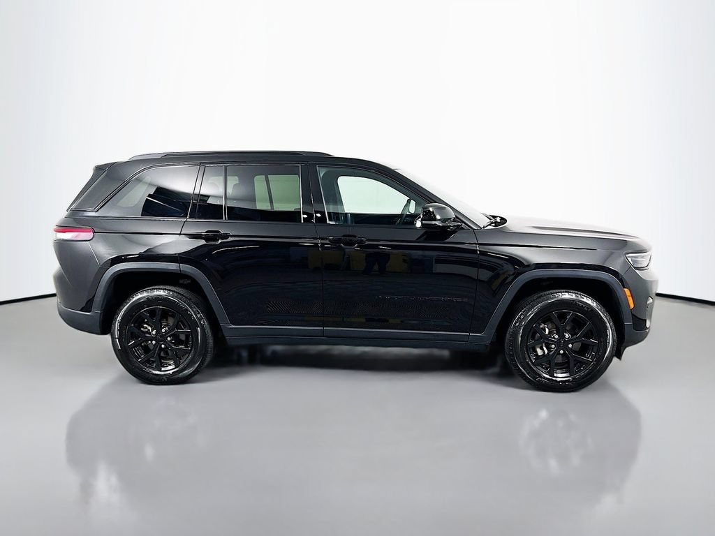 Used 2025 Jeep Grand Cherokee Altitude 4x4 SUV