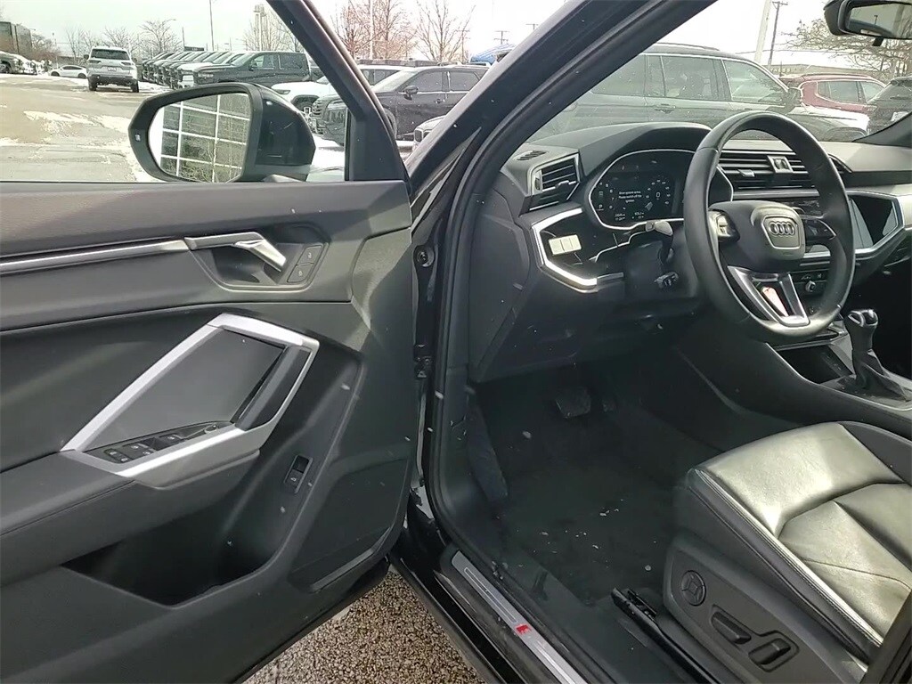 2025 AUDI Q3 - Image 9