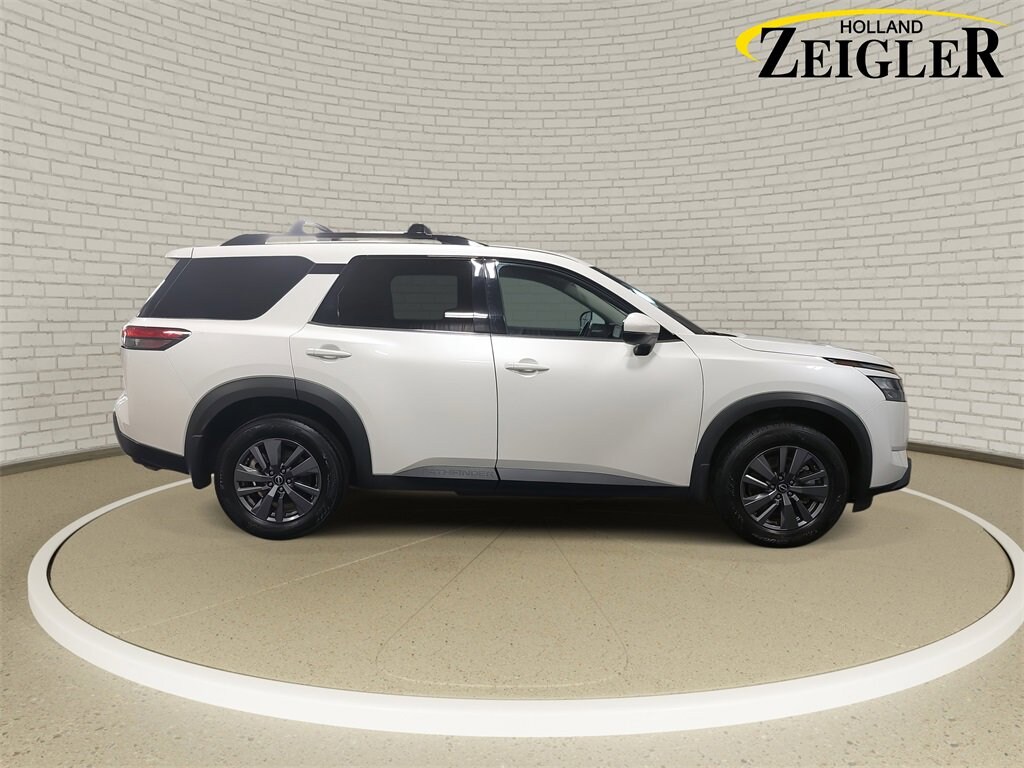 Used 2024 Nissan Pathfinder SV