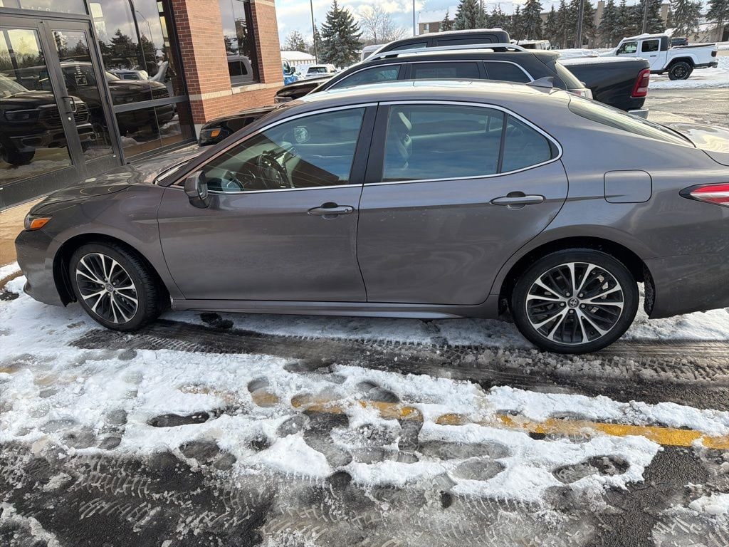 Used 2020 Toyota Camry SE Sedan