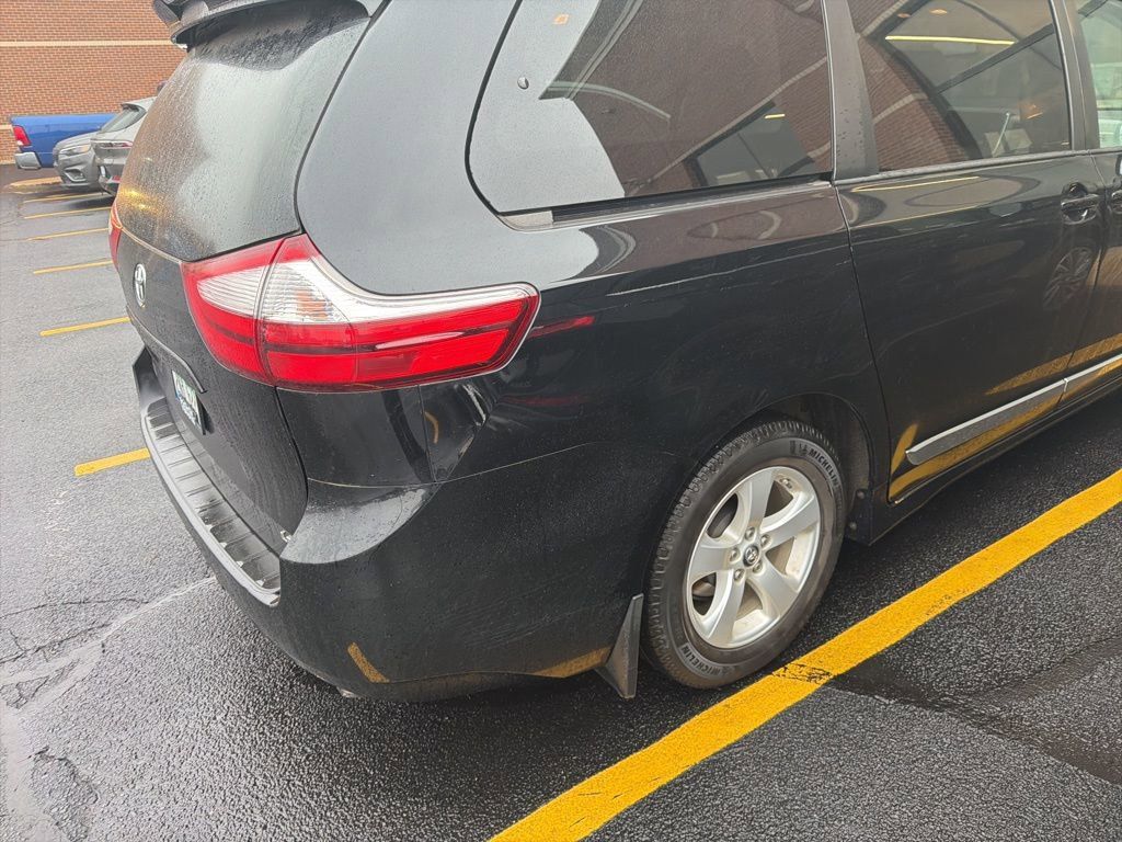 2019 Toyota Sienna LE photo 4