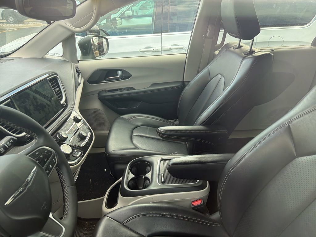 2023 Chrysler Pacifica Touring L photo 4
