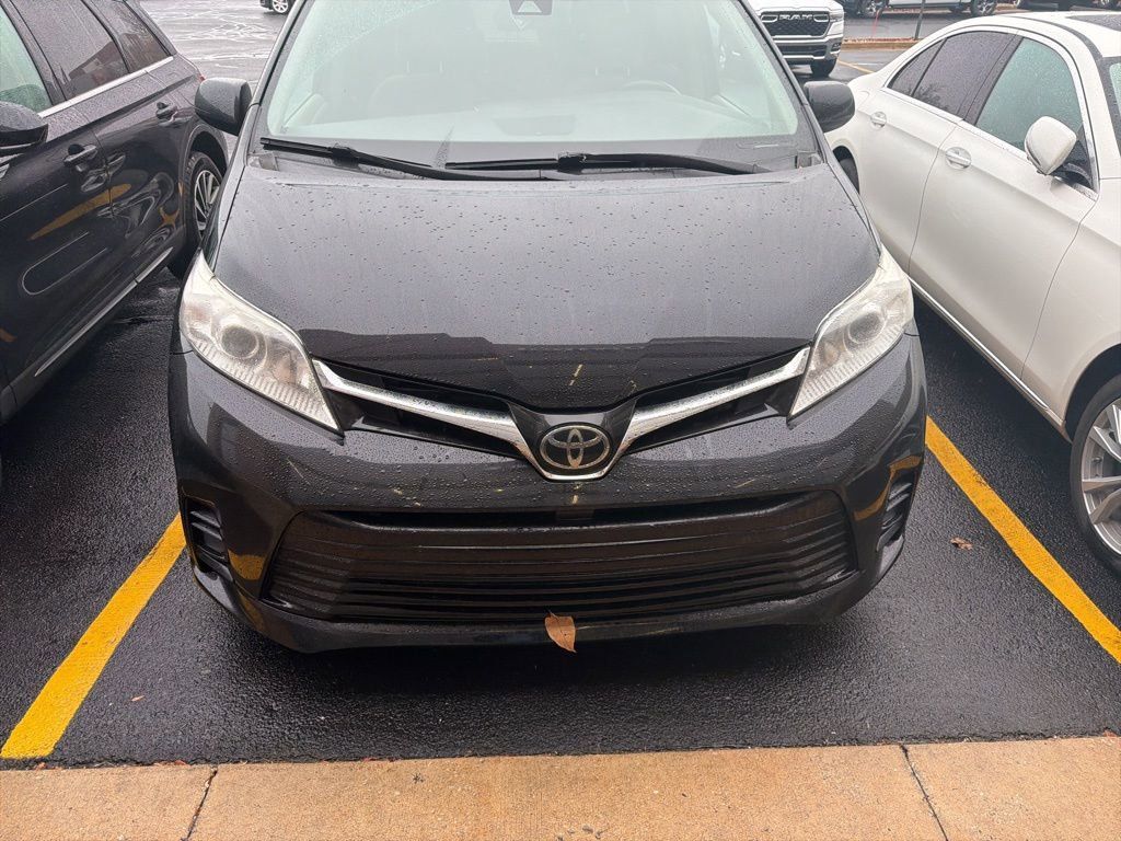 2019 Toyota Sienna LE photo 3