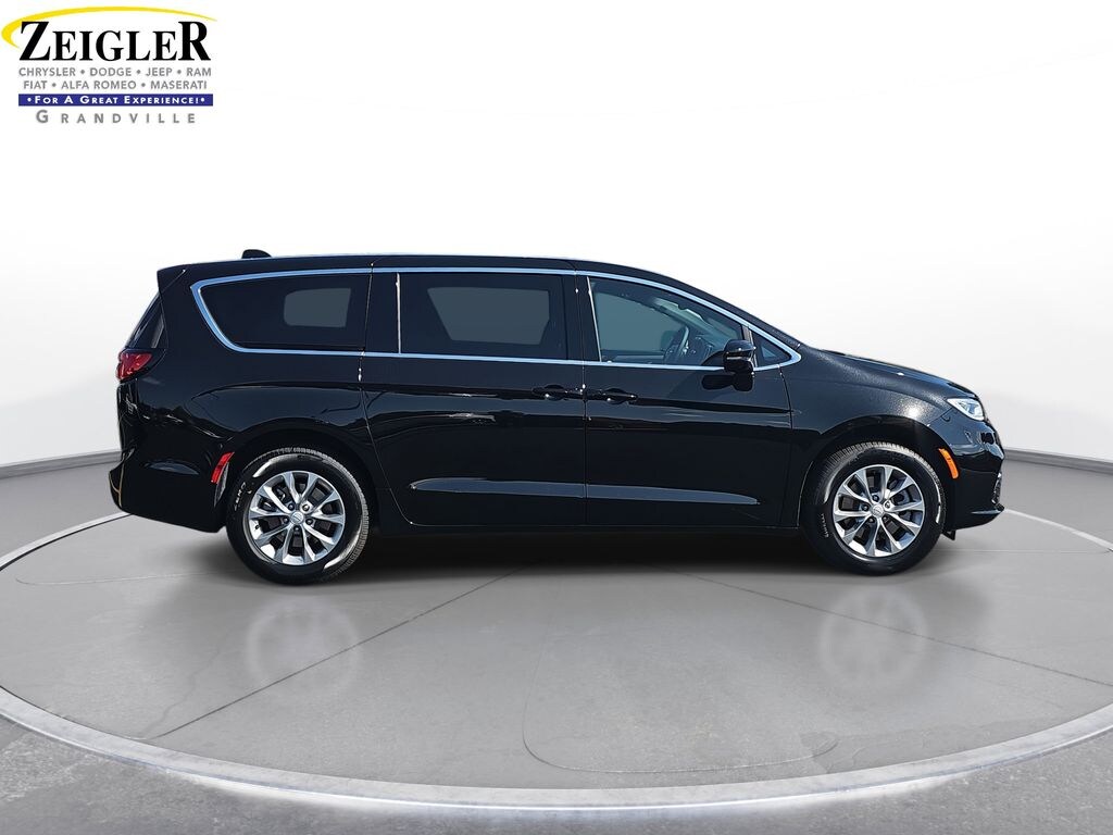 New 2026 Chrysler Pacifica Select Van Passenger Van