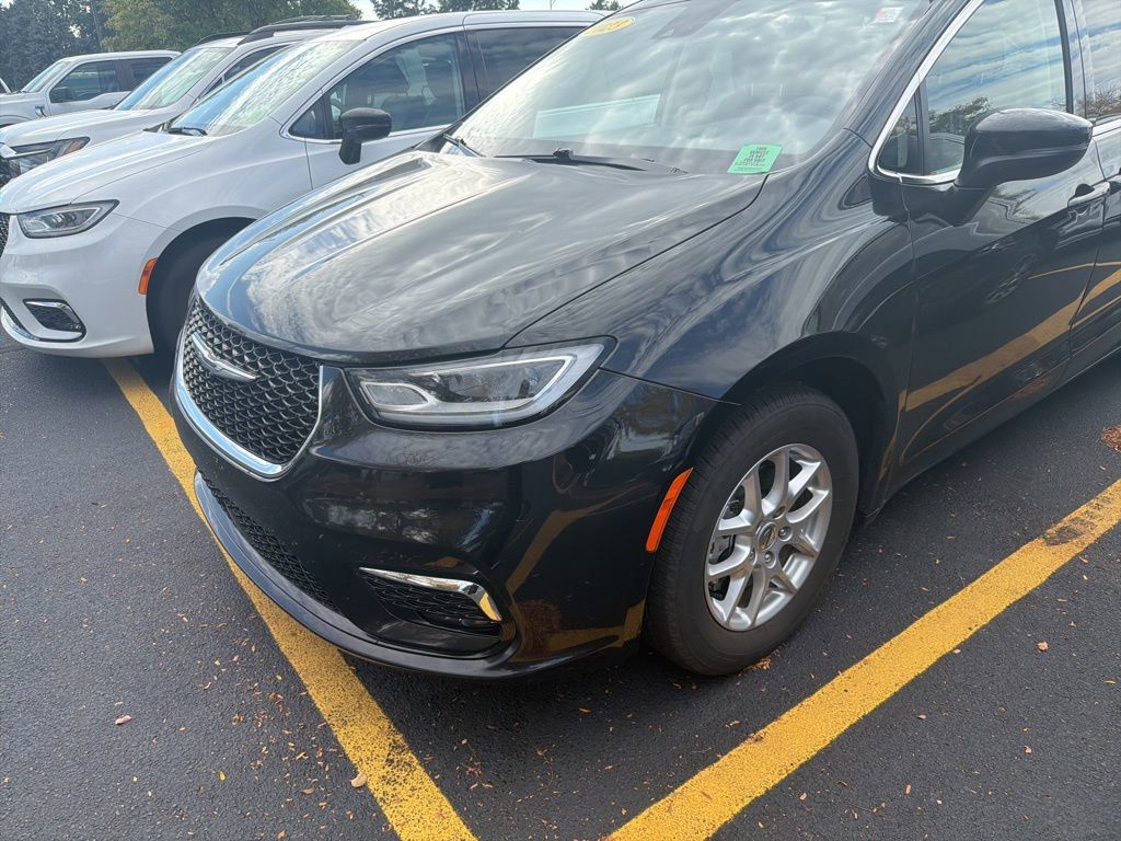 2023 Chrysler Pacifica Touring L photo 3