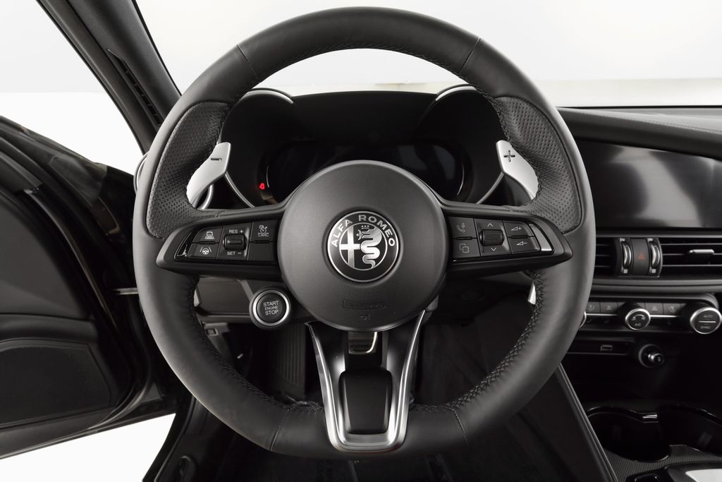 2025 Alfa Romeo Giulia Base - Photo 40