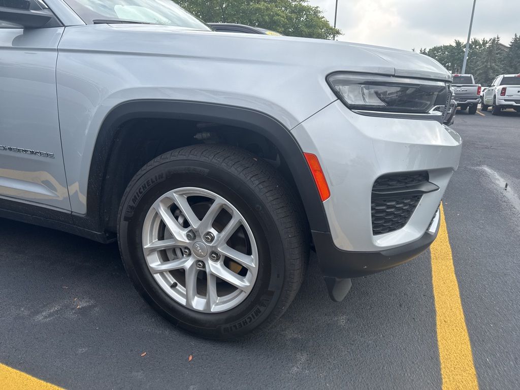2023 Jeep Grand Cherokee Laredo photo 2