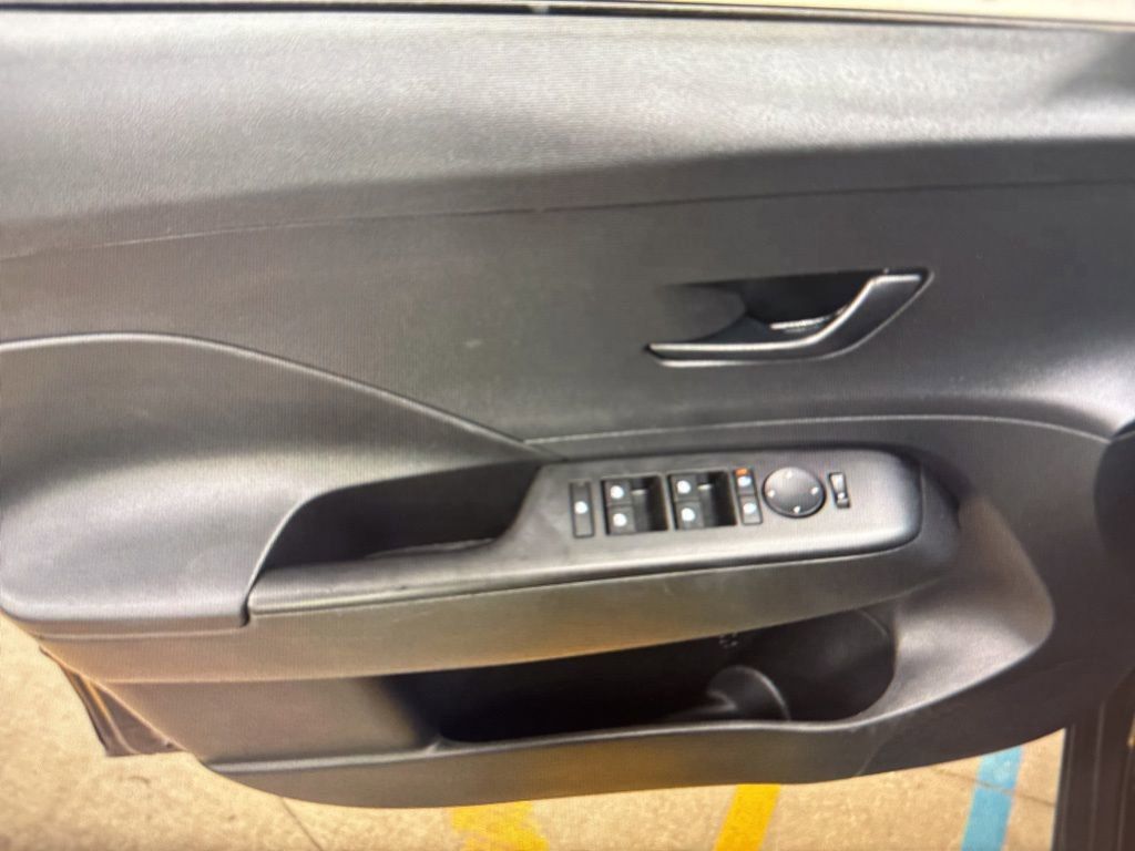 2025 Hyundai Kona SEL photo 2