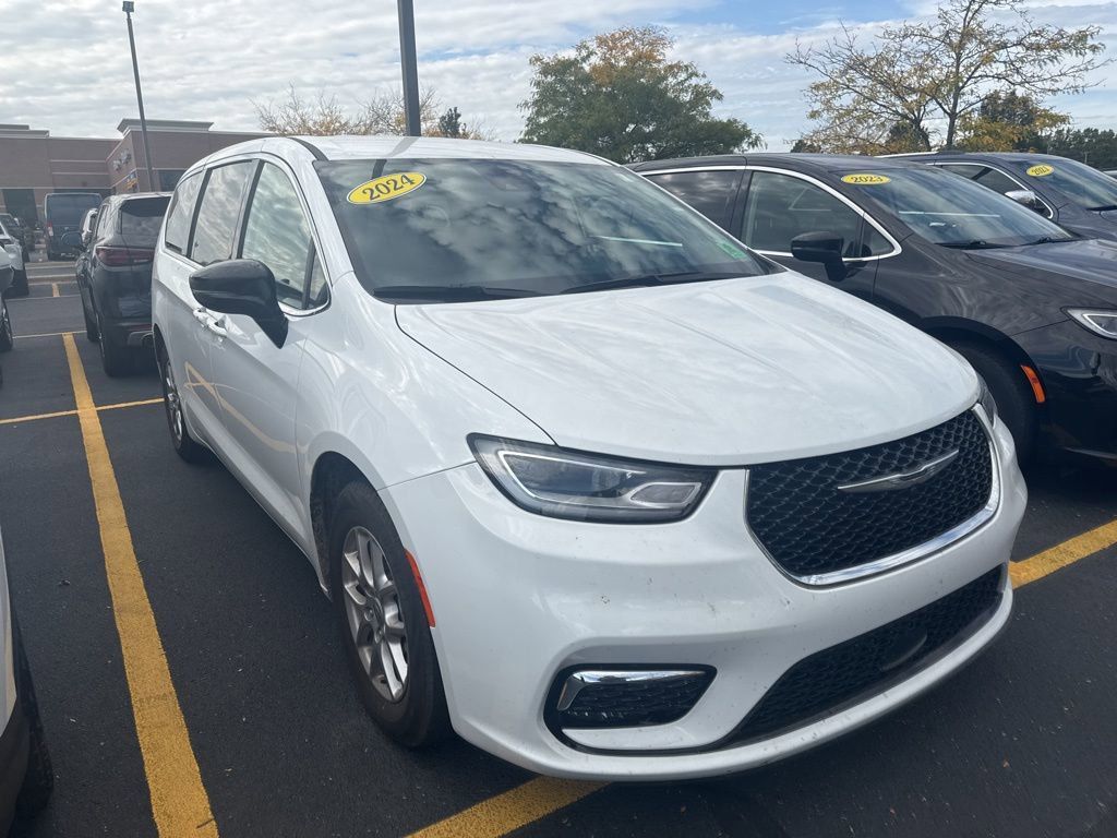 2024 Chrysler Pacifica Touring L photo 3